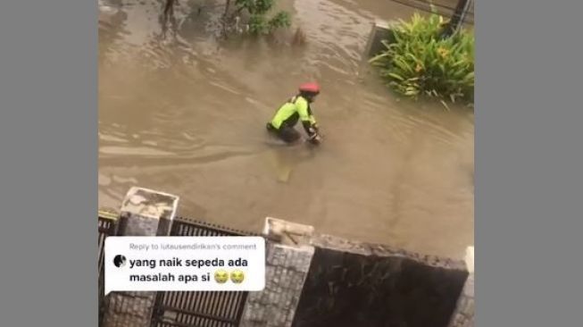 Santai Bersepeda Libas Banjir, Warganet Malah Pertanyakan Ini