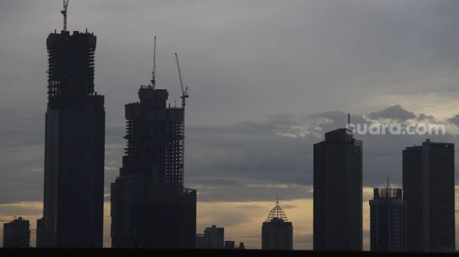 Deretan gedung bertingkat di Jakarta, Selasa (23/2/2021). [Suara.com/Angga Budhiyanto]