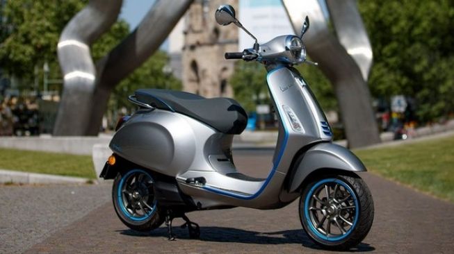 Best 5 Oto:  Seru Kendaraan Listrik, Chevrolet Bolt sampai Vespa Electtrica