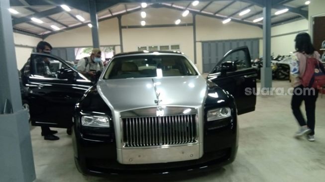 Bantu Korban Bencana, Rolls Royce hingga Emas Batangan Mau Dilelang Risma