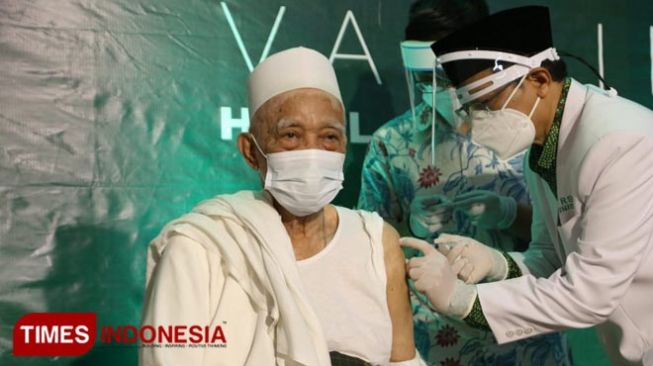 98 Kiai Sepuh NU Jawa Timur Menerima Suntik Vaksin
