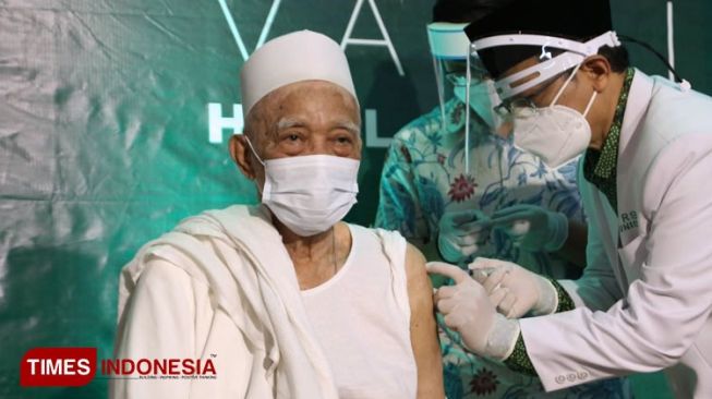 Nakes Lakukan Screening Ketat Sebelum Suntik Vaksin Kiai NU Jatim