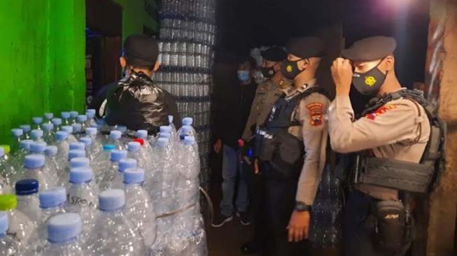 Polisi Sita Ratusan Liter Ciu dalam Operasi Pekat di Mojolaban & Polokarto