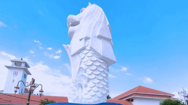 Replika Merlion di Kota Madiun Jadi Spot Foto Favorit