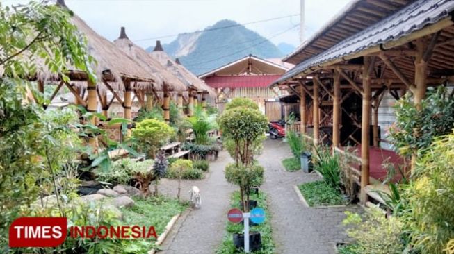 Rumah Makan Ayam Gepuk Mi Benk Suguhkan Pemandangan yang Asri