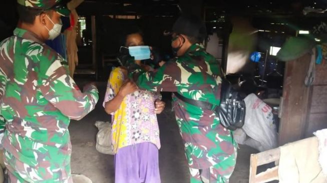 TMMD Ke- 110, Personel TNI Kodim Bojonegoro Ajak Warga Disiplin Prokes