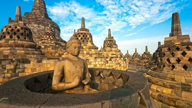 Geger Tiket Candi Borobudur Naik Jadi Rp 750 Ribu, Perilaku Wisatawan Duduk-duduk di Stupa Kembali Disorot