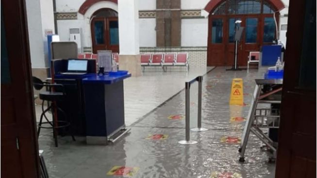 Hujan Lebat, Stasiun Tawang Semarang Kembali Terendam Banjir