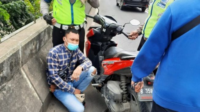 Bawa Sabu, Pemotor Teriak-teriak saat Ditilang di JLNT Pesing