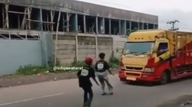 Viral Bocah Tertabrak Saat Mencegat Truk, Warganet: Jangan Salahkan Sopir