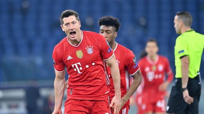 Pemain depan Bayern Munich Robert Lewandowski merayakan golnya setelah membuka skor selama pertandingan leg pertama babak 16 besar Liga Champions Lazio melawan Bayern Munich di Stadion Olimpico, Roma, Rabu (24/2/2021) dini hari WIB. Alberto PIZZOLI / AFP
