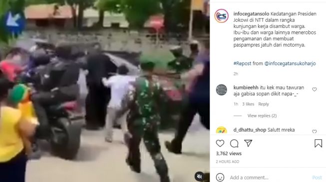 Detik-detik dua orang paspampers jatuh karena didorong emak-emak. - (Instagram/@smart.gram)