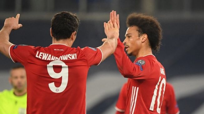 Penyerang sayap Bayern Muenchen Leroy Sane (kanan) melakukan selebrasi bersama Robert Lewandowski selepas mencetak gol ketiga timnya ke gawang Lazio dalam leg pertama babak 16 besar Liga Champions di Stadion Olimpico, Roma, Italia, Selasa (23/2/2021) waktu setempat. (ANTARA/REUTERS/Alberto Lingria)