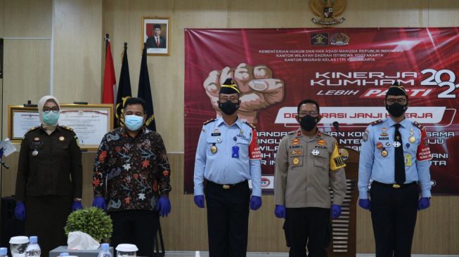 Perwakilan Kejaksaan negeri Sleman, Rahajeng Dinar Hanggarjani, Perwakilan Ombudsman DIY, Budi Masthuri Kepala Kantor Wilayah Kemenkumham, Budi Sarwoni, Wakil Kepala Kepolisian Daerah DIY, Brigjen Pol R Slamet Santoso dan Kepala Kantor Imigrasi Kelas I TPI Yogyakarta, Andry Indrady di kantor Imigrasi Rabu (24/2/2021)(Suara.com/Mutiara Rizka Maulina)