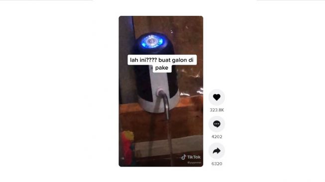 Cara kreatif menciduk air banjir. [TikTok]