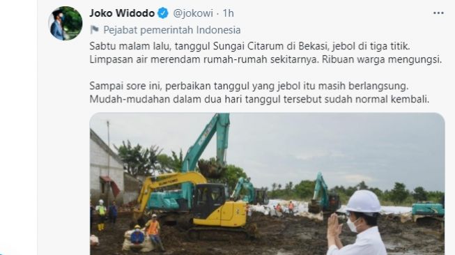 Presiden Joko Widodo (Jokowi) saat meninjau Banjir Bekasi.[Twitter/@jokowi]