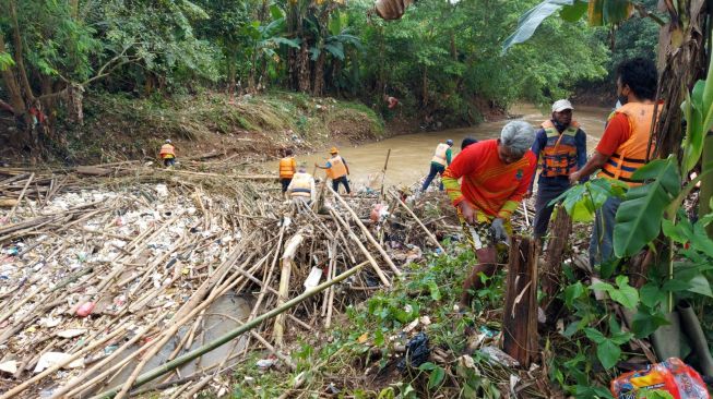 Sampah Bambu Sumbat Aliran Sungai Cikeas