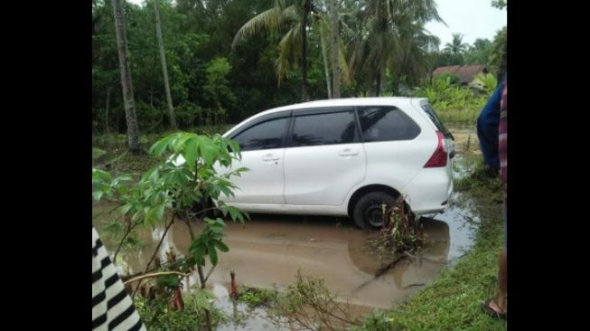 Toyota Avanza tanpa majikan tersesat di sebuah kebun pisang (Facebook)