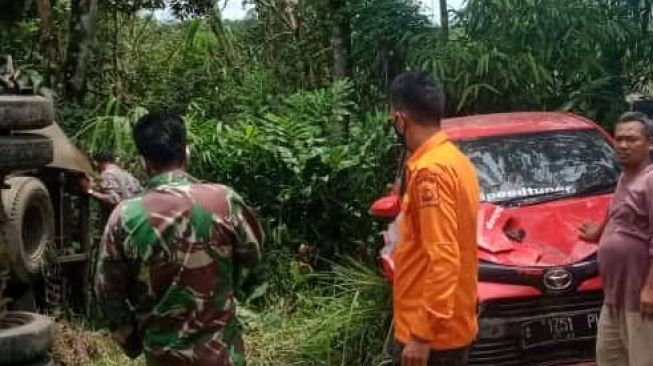 Mundur Tak Kuat Nanjak, Unang Nyaris Bikin Mobil Lain Masuk Jurang