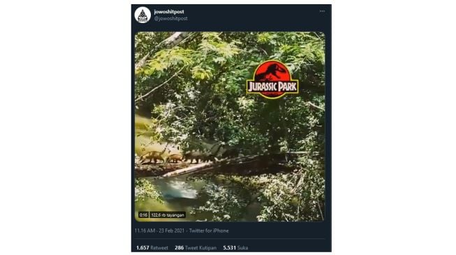 Penampakan dinosaurus tengah melintas di aliran sungai (twitter.com/jowoshitpost)