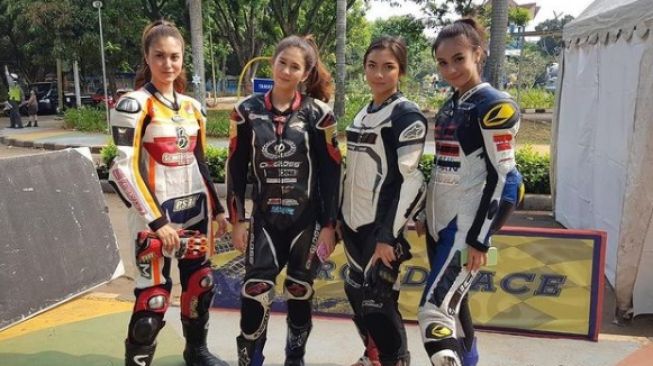 Marcella Daryanani mernggunakan wearpack, siap diajak balapan nih (Instagram)