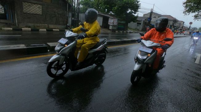 Pilih lintasan yang tidak terendam air saat mengaspal [PT YIMM].