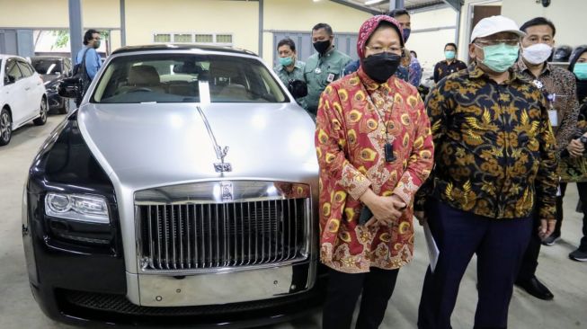 Lelang Mobil Rolls Royce buat Korban Bencana, Gaya Baru Risma Demi Partai?