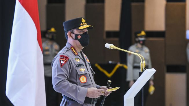 Kapolri Jenderal Pol Listyo Sigit Prabowo memberikan sambutan saat upacara pelantikan dan serah terima jabatan pejabat tinggi Polri di Mabes Polri, Jakarta, Rabu (24/2/2021). ANTARA FOTO/Galih Pradipta