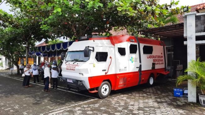 Mobil Laboratorium Bergerak Surveilans terparkir di Kantor Dinas Kesehatan Bantul saat kegiatan Swab PCR massal, Rabu (24/2/2021). [Muhammad Ilham Baktora / SuaraJogja.id]