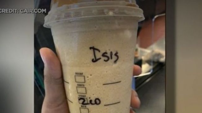 Cuma gegara jilbab, cewek ini malah diberi nama ISIS pada gelas Strabucks. [Foto: minnesota]