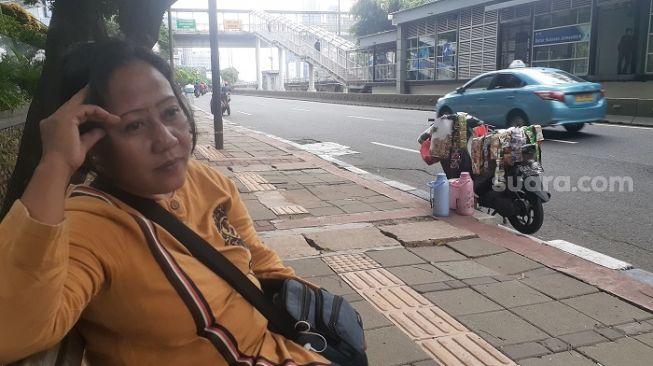 Sepi Pembeli Gegara Covid-19, Dewi Pedagang Kopi Keliling Senang Ada Demo