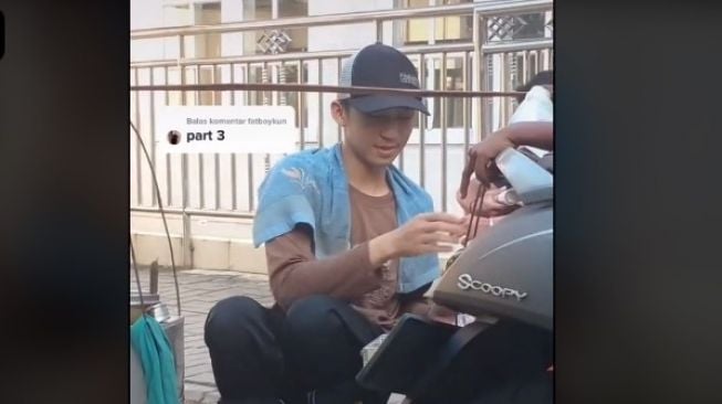 Viral tukang bakso ganteng. (Tiktok/@nemy261)