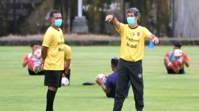 Pelatih Bali United Stefano Cugurra (kanan) memimpin latihan di Lapangan Karya Manunggal, Denpasar, Bali, Senin (8/2/2021). Bali United memulai latihan perdana di tahun 2021 sebagai persiapan tim untuk mengikuti AFC Cup 2021 dan kompetisi Liga 1 dengan menerapkan protokol kesehatan untuk mencegah pandemi COVID-19. ANTARA FOTO/Fikri Yusuf/aww. 