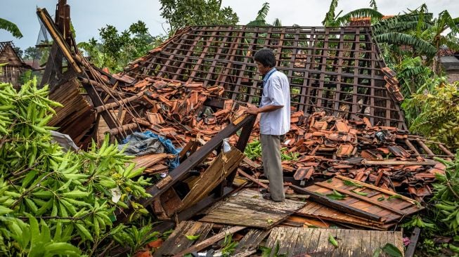 Warga menyaksikan rumahnya yang roboh akibat dihantam angin puting beliung di Desa Karangsono, Kecamatan Mranggen, Kabupaten Demak, Jawa Tengah, Rabu (24/2/2021). ANTARA FOTO/Aji Styawan
