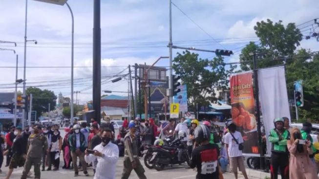 Gedung McDonald's di jalan HB Yasin, Kelurahan Limba, Kecamatan Kota Selatan, Kota Gorontalo terbakar, Rabu 24 Februari 2021 / [gopos.id]