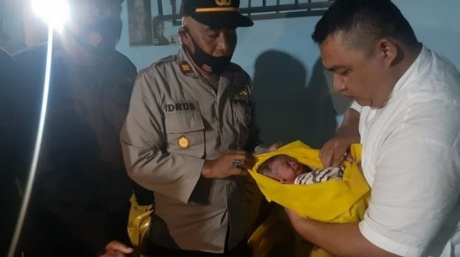 Tega! Bayi Dalam Plastik Dibuang di Depan Warung Aceh