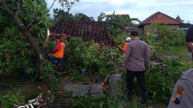 Angin Puting Beliung Terjang Bojongsari, Akses Jalan Warga Sempat Terputus