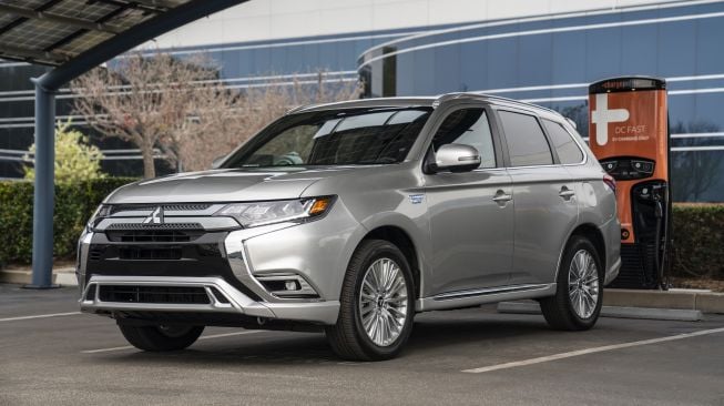 Mitsubishi Outlander PHEV 2021 atau model 2022 dengan baterai dan jarak tempuh diperbarui [Carscoops].