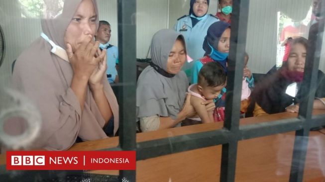 Kisah Kasus Pelemparan Atap Seng Pabrik Rokok oleh Empat Ibu di Lombok