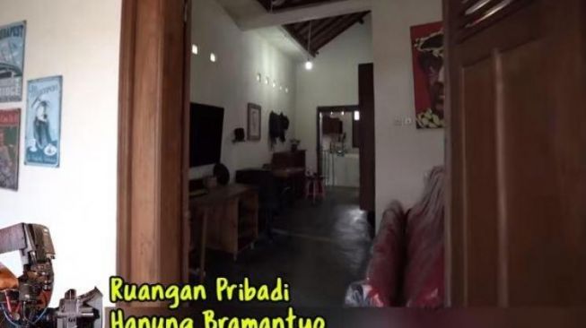 Ruang bioskop di rumah Hanung Bramantyo [Youtube/TheSungkarsFamily]