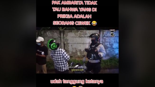 Aksi seorang polisi tak sadar bahwa yang sedang diperiksa adalah cewek (tiktok.com/@inisialr2605)