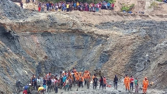 Petugas Masih Lakukan Pertolongan Korban Tertimbun Longsor di Tambang Emas