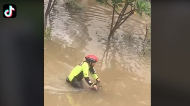 Ngakak! Viral Pesepeda Gowes Terjang Banjir, Jadi Tontonan Warga Sekomplek