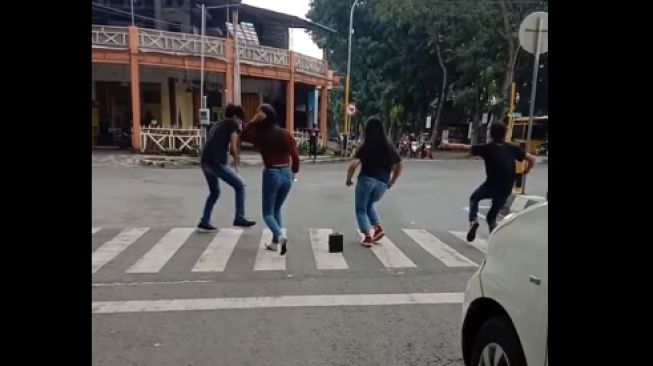 Viral Remaja Lumajang Joget di Lampu Merah, Warganet Sindir: Ahlakmu Rendah