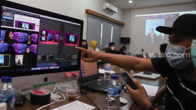 Suasana saat proses penjurian babak 6 besar ajang pencarian bakat Bintang Suara yang diselenggarakan secara virtual di Kantor Suara.com, Jakarta Selatan, Kamis (25/2/2021). [Suara.com/Alfian Winanto]