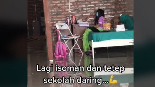 Isolasi Mandiri Tetap Sekolah, Gadis Kecil Tampak Lelah Ini Tuai Pujian