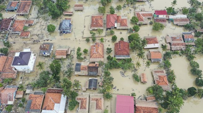 Foto udara suasana pemukiman warga yang masih terendam banjir, di Karangligar, Telukjambe Barat, Karawang, Jawa Barat, Kamis (25/2/2021). ANTARA FOTO/Hafidz Mubarak 