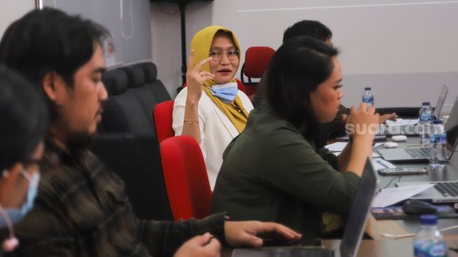 Suasana saat para dewan juri melakukan proses penjurian babak 6 besar ajang pencarian bakat Bintang Suara yang diselenggarakan secara virtual di Kantor Suara.com, Jakarta Selatan, Kamis (25/2/2021). [Suara.com/Alfian Winanto]