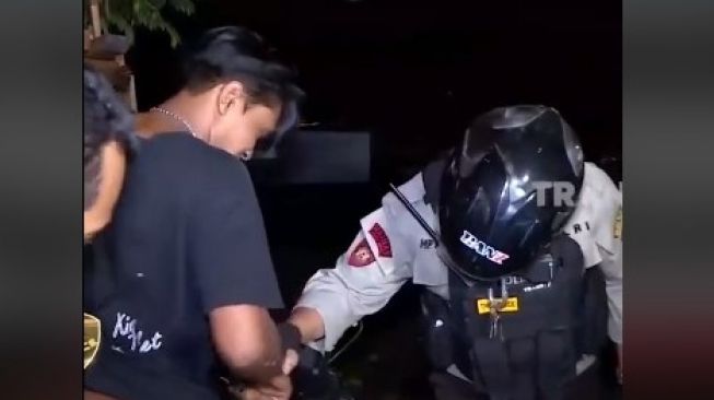 Dikira Kantongi Narkoba, Barang Bawaan Pemuda Ini Malah Bikin Tertawa