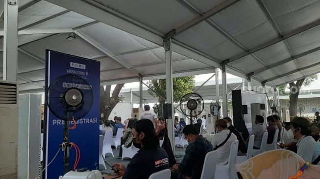 Suasana ruang tunggu, pemberian vaksin bagi wartawan di GBK, Senayan, Jakarta [Suara.com/Ummi Hadyah Saleh].